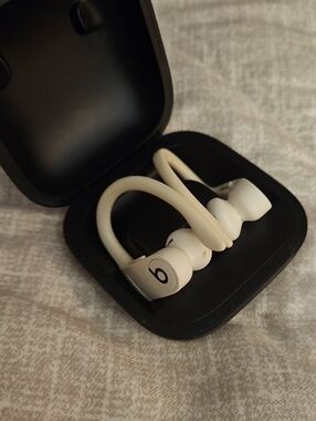 Beats by Dre Powerbeats Wireless Earphones in White with Charging Case